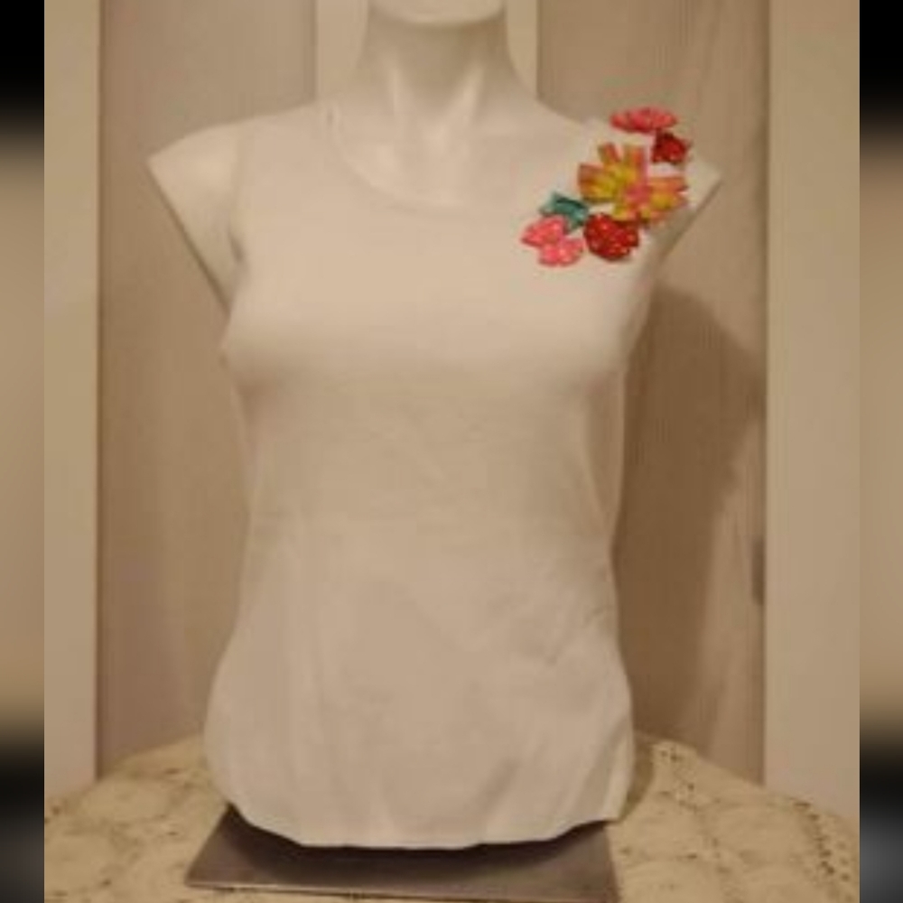 . Knit de Knit - White Sleeveless top with Floral Ribbon Design, Sz Small
